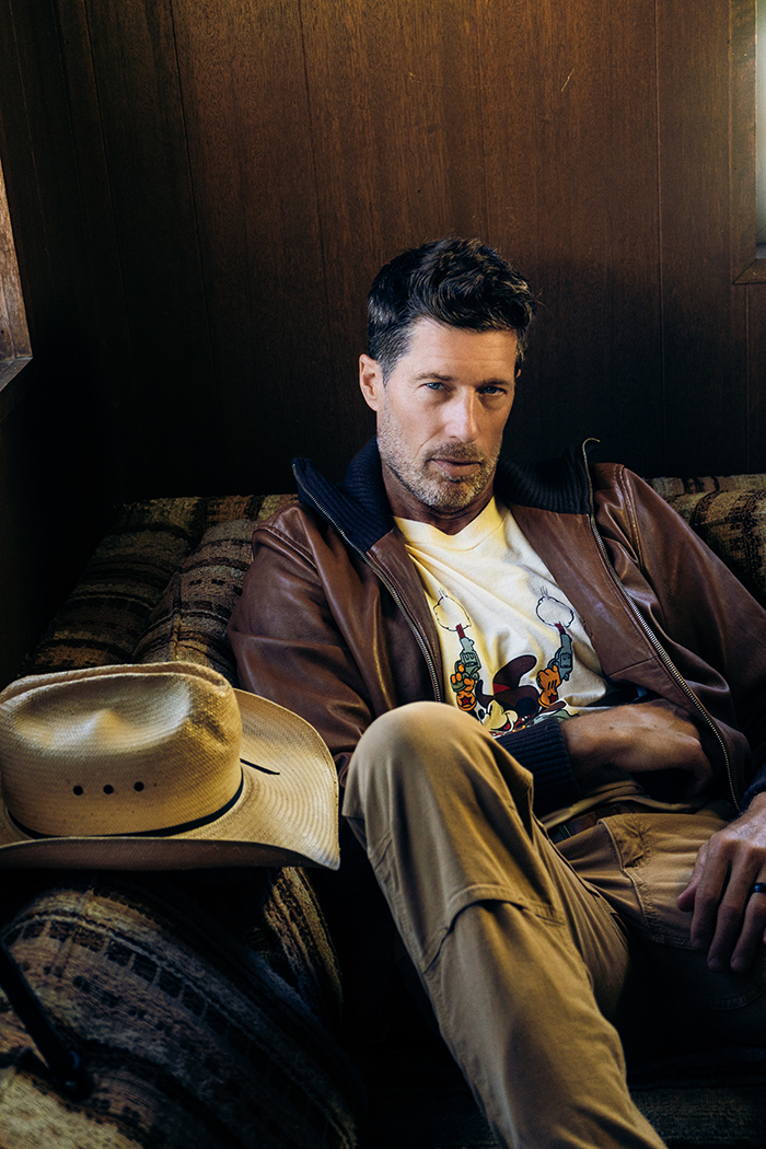 700