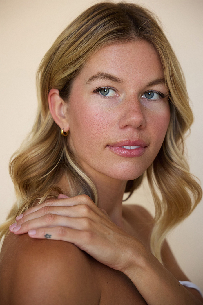 700