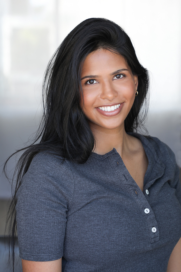 700