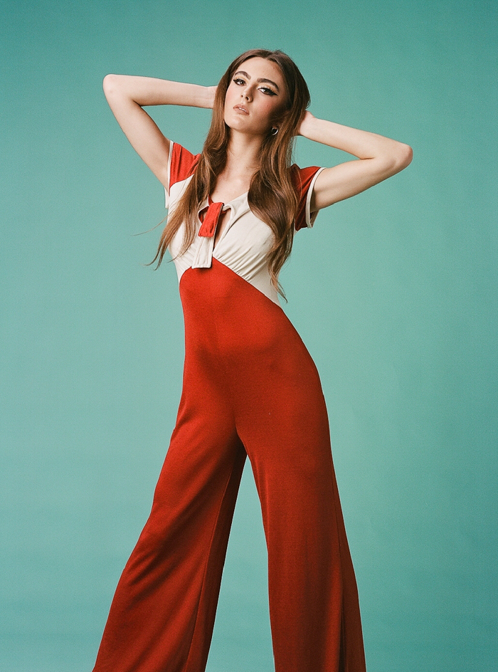 700